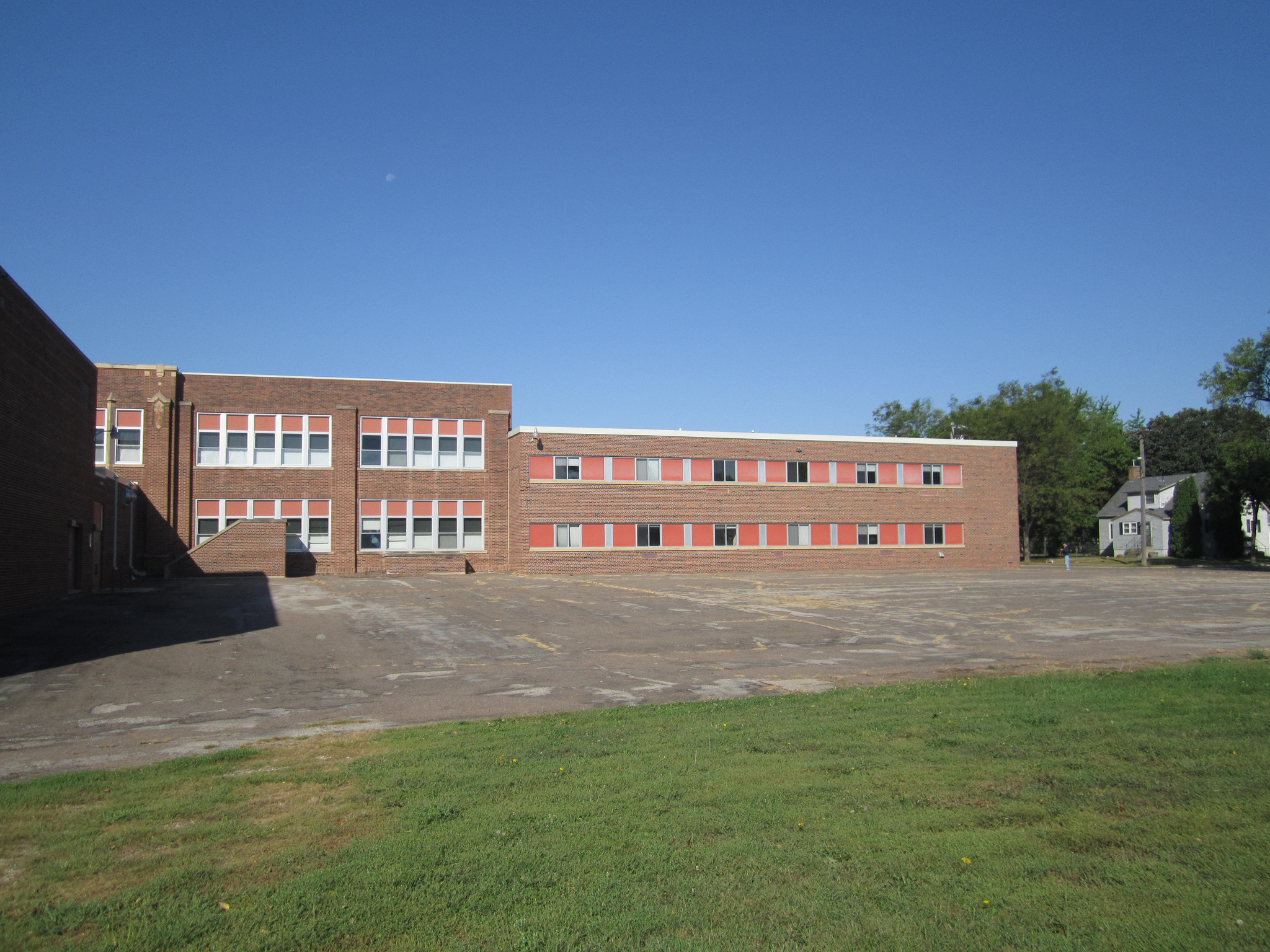 Large school building on 4 acres with 2 Gyms in Clarkfield, Minnesota. $109,000